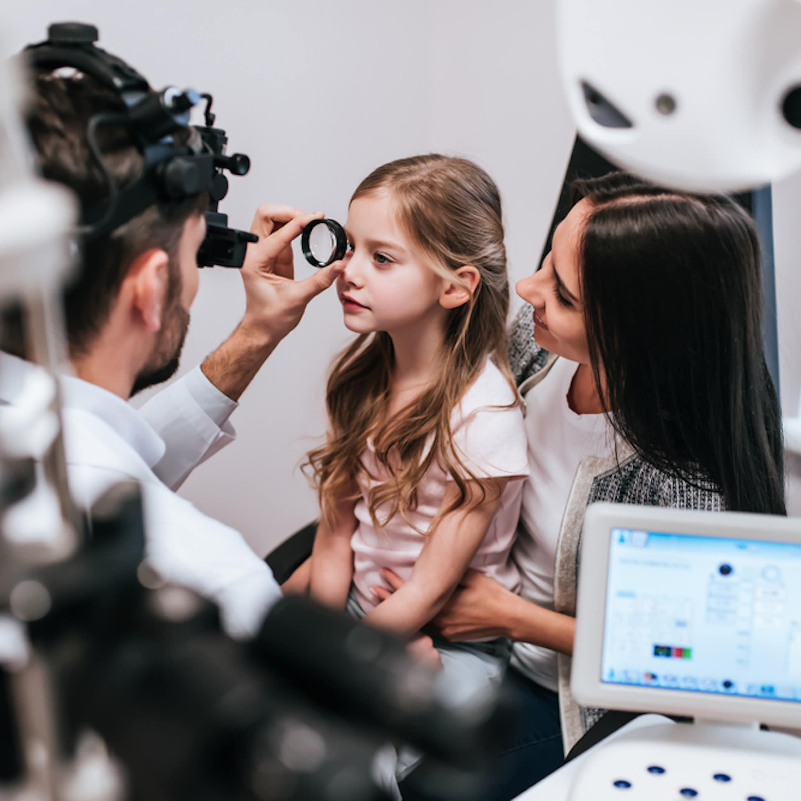 jeune fille se fait faire un examen de la vue