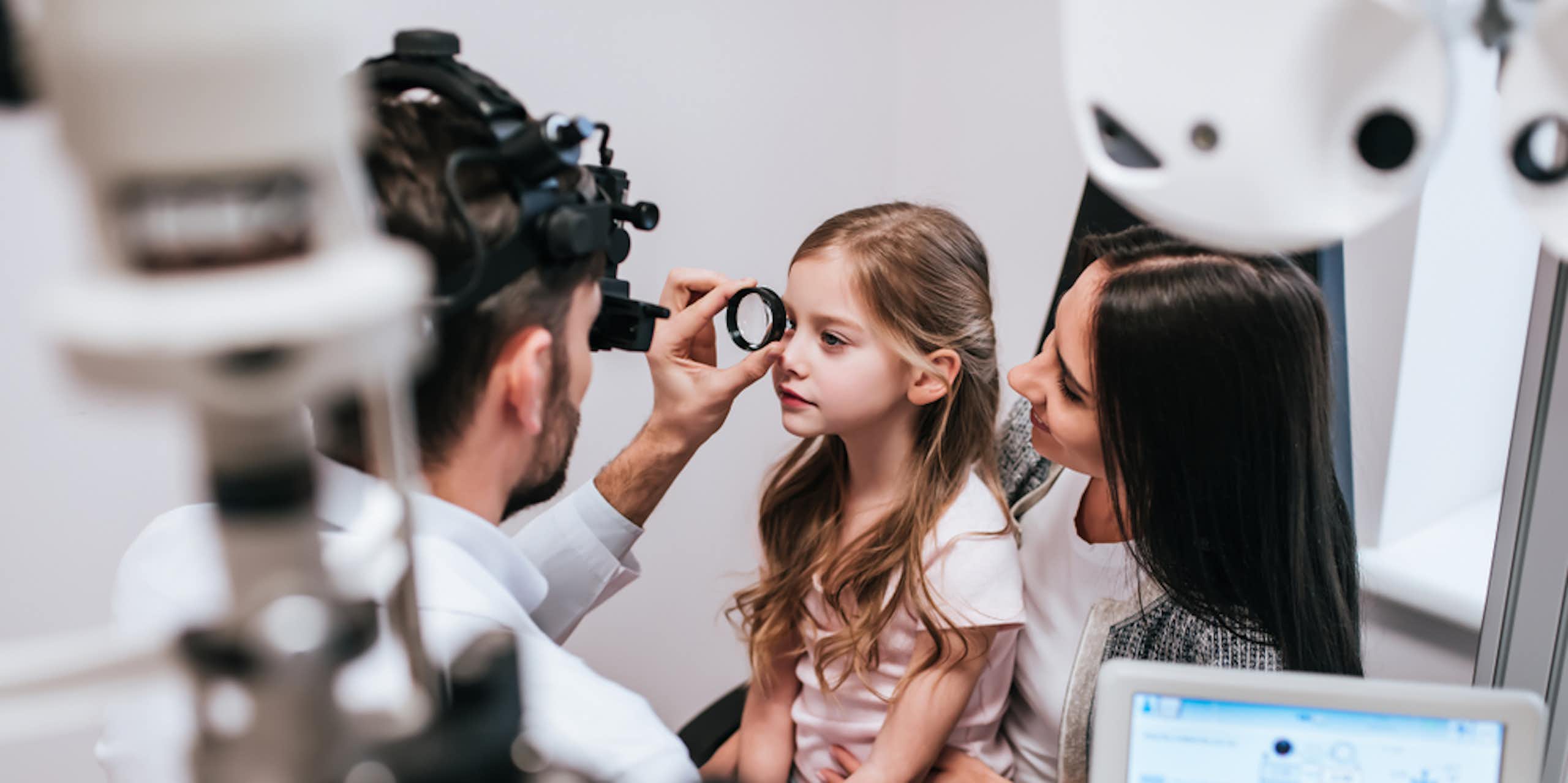 jeune fille se fait faire un examen de la vue
