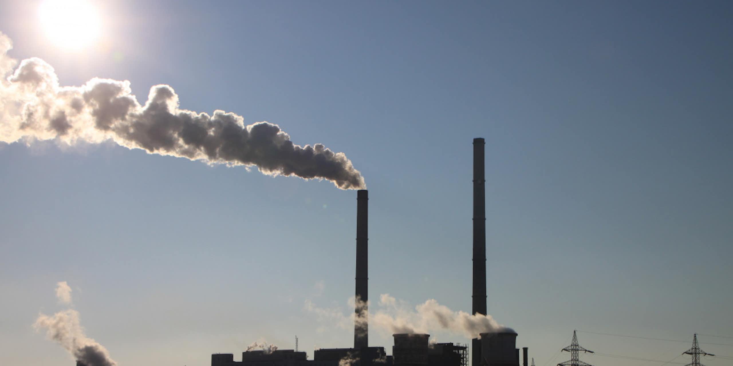 fumée d'usine avec un ciel ensoleillé 