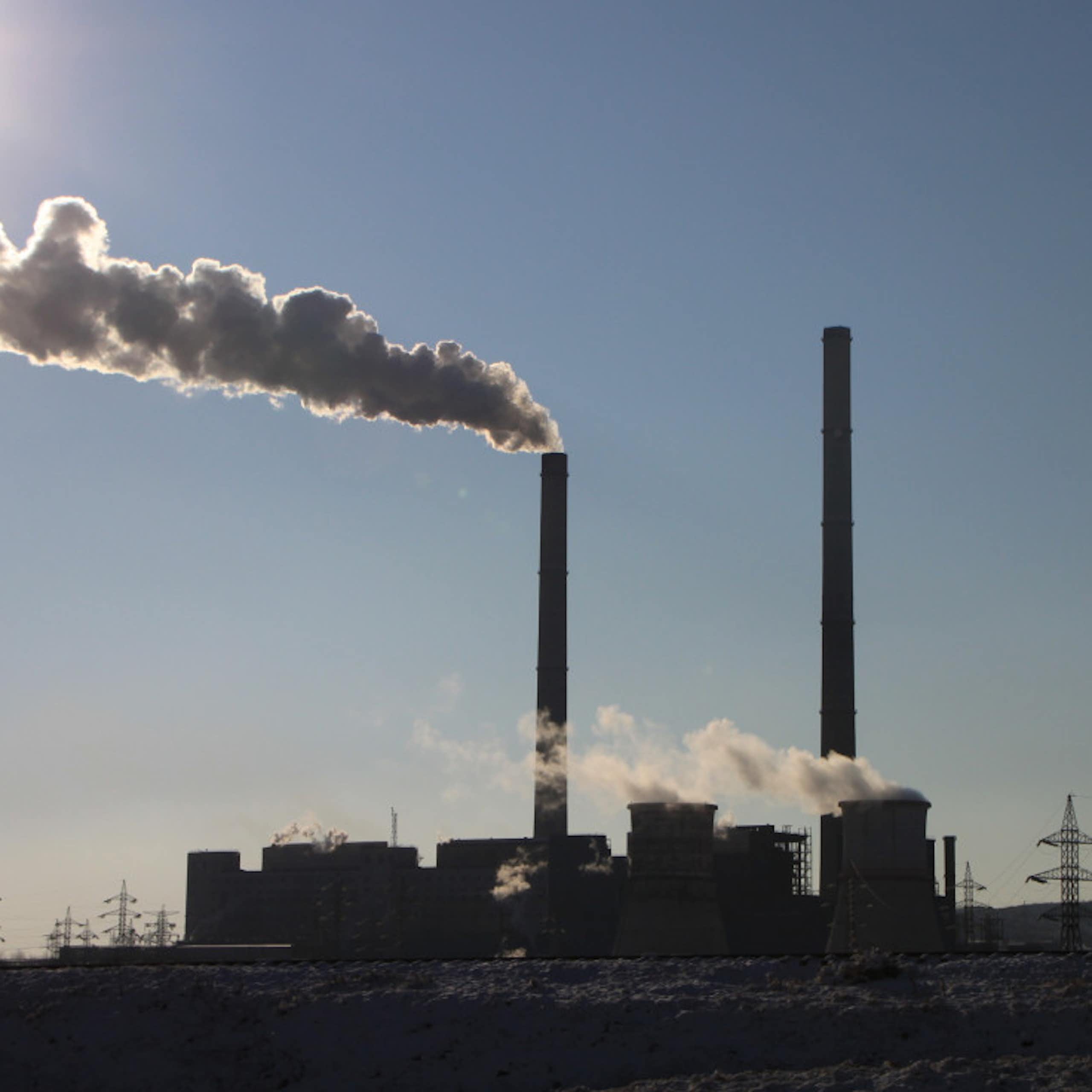 fumée d'usine avec un ciel ensoleillé 