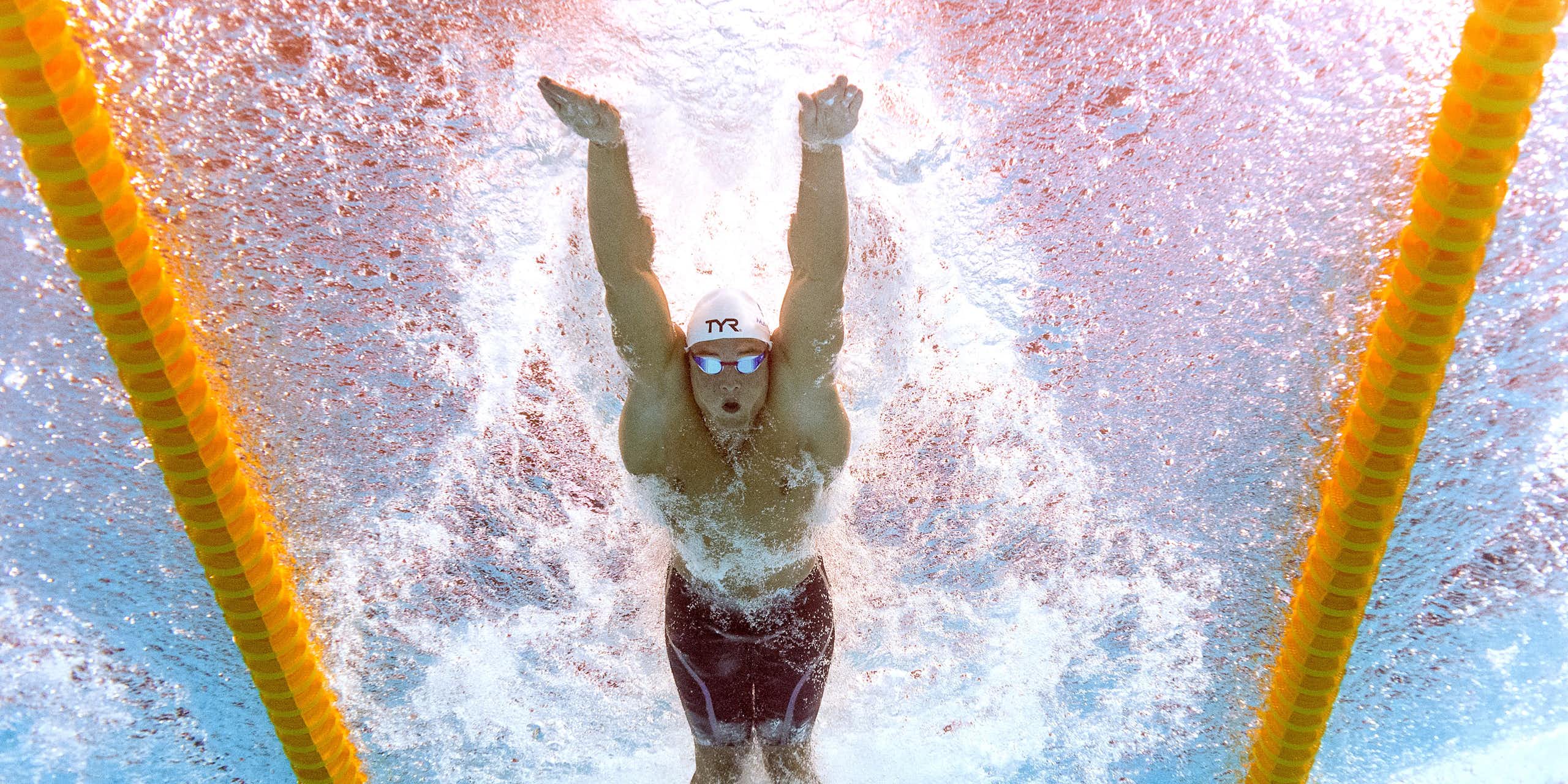 Florent Manaudou en train de nager dans un bassin.