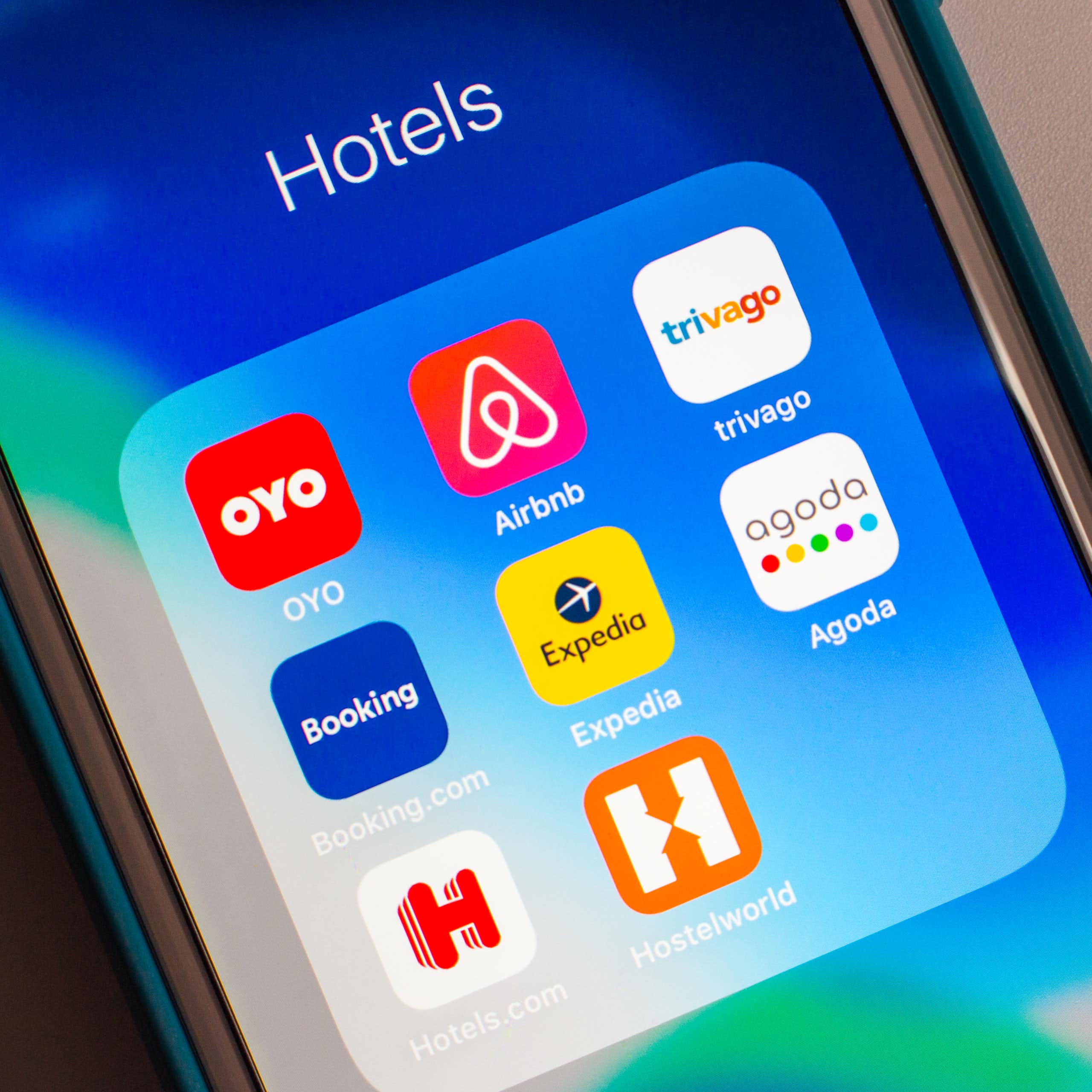 un écran de smartphone avec des applis de voyage