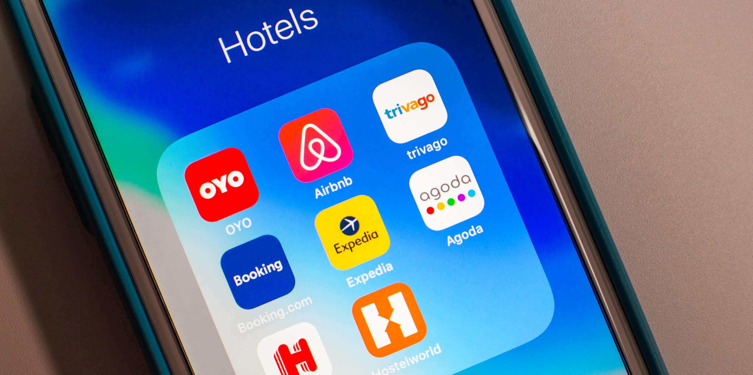 un écran de smartphone avec des applis de voyage