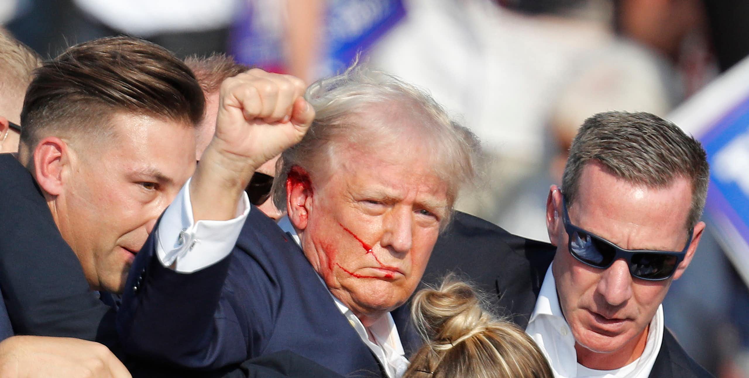L’image de Trump ensanglanté et brandissant le poing avec un air de défi : un tournant décisif dans la campagne ?