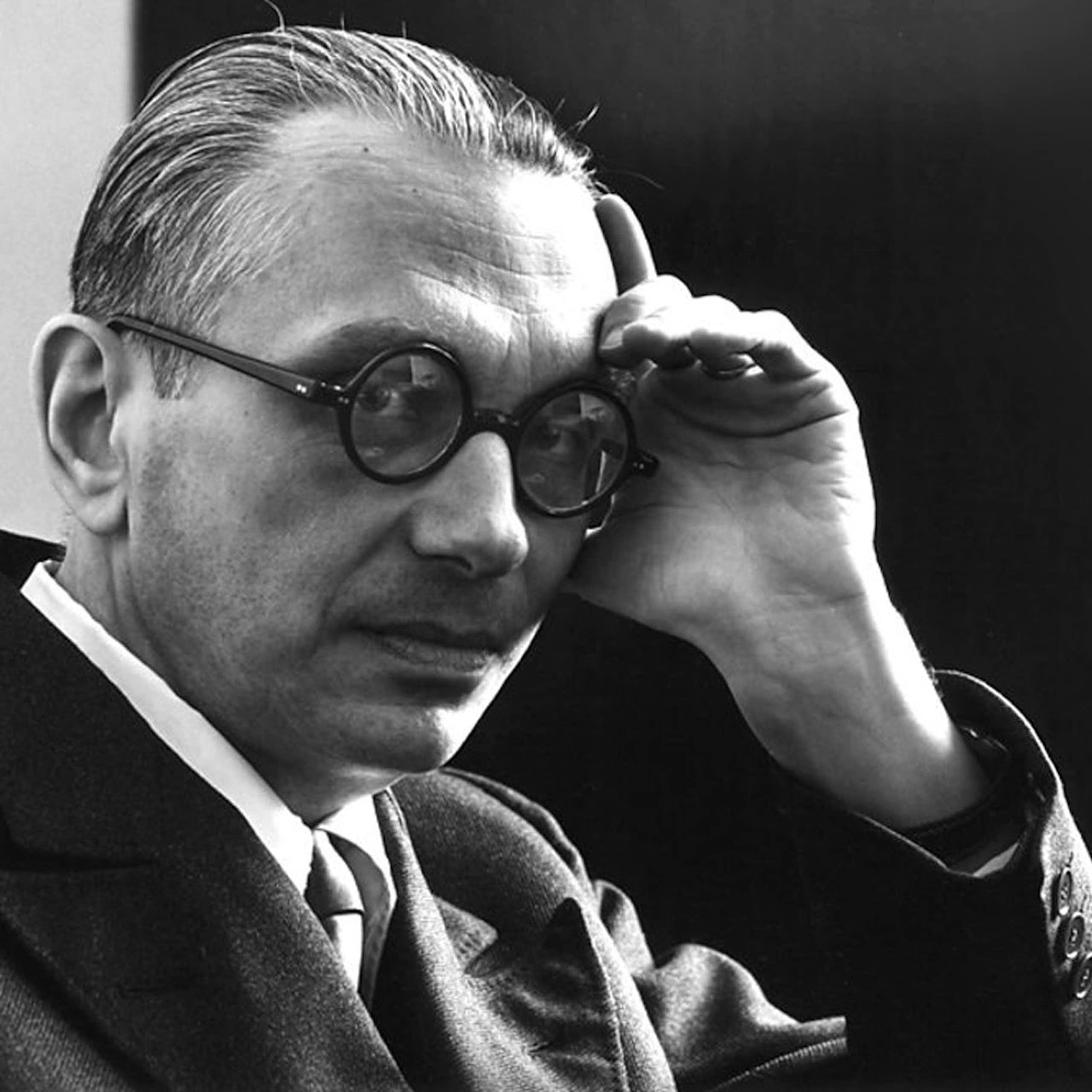 Portrait noir et blanc de Kurt Gödel, se tenant la tête et regardant vers l'objectif
