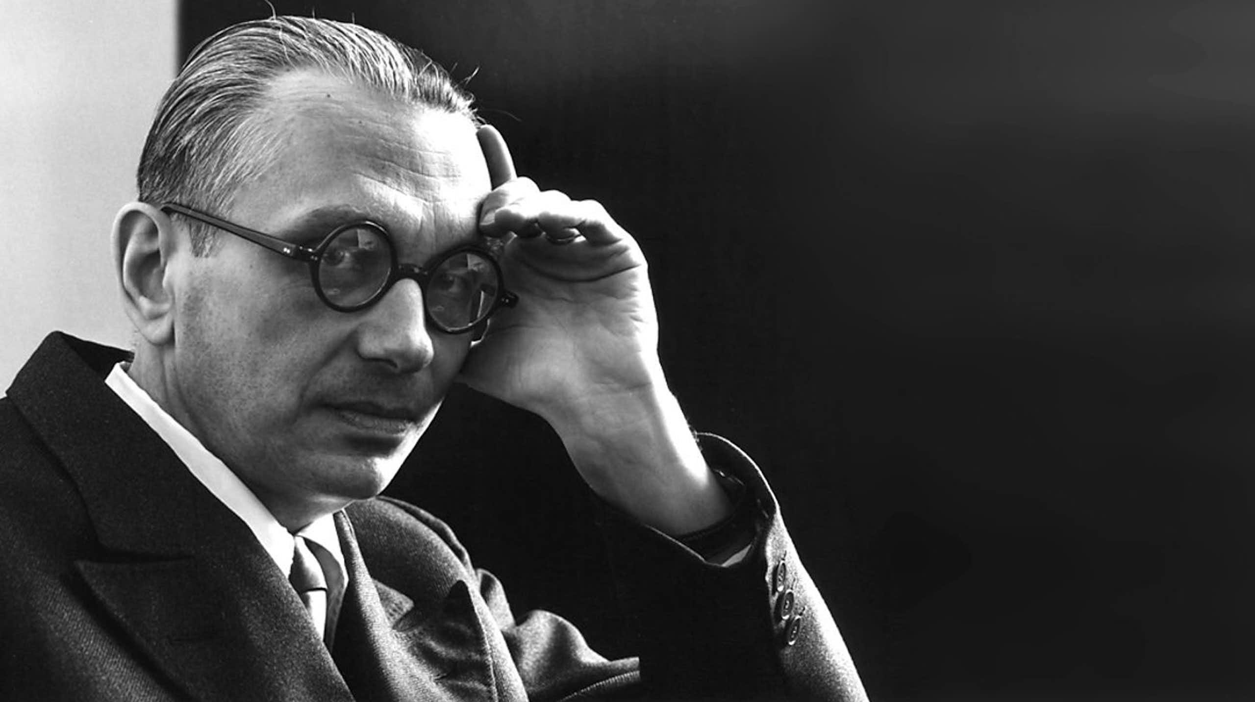 Portrait noir et blanc de Kurt Gödel, se tenant la tête et regardant vers l'objectif