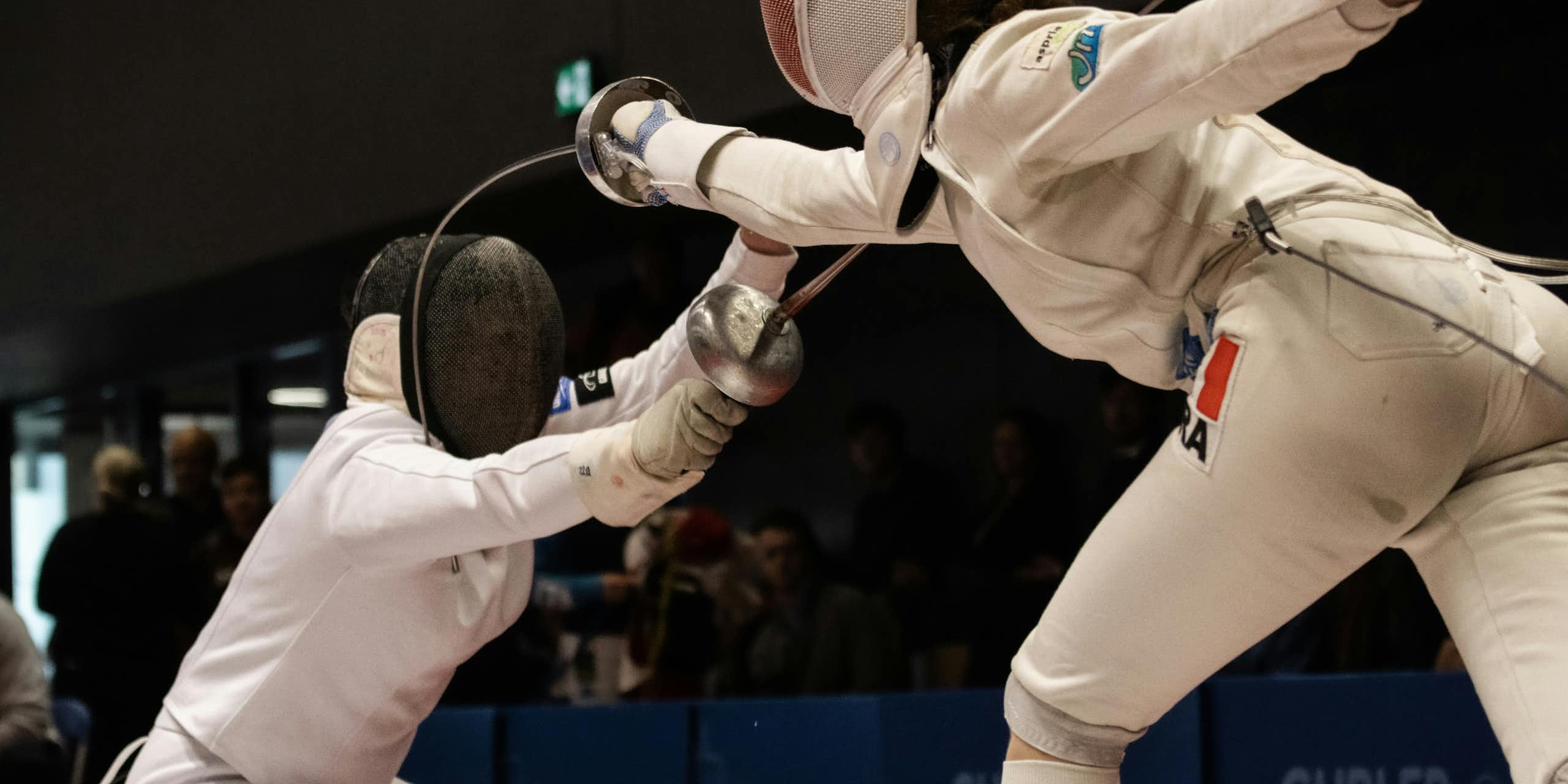 Deux escrimeurs en plein combat.
