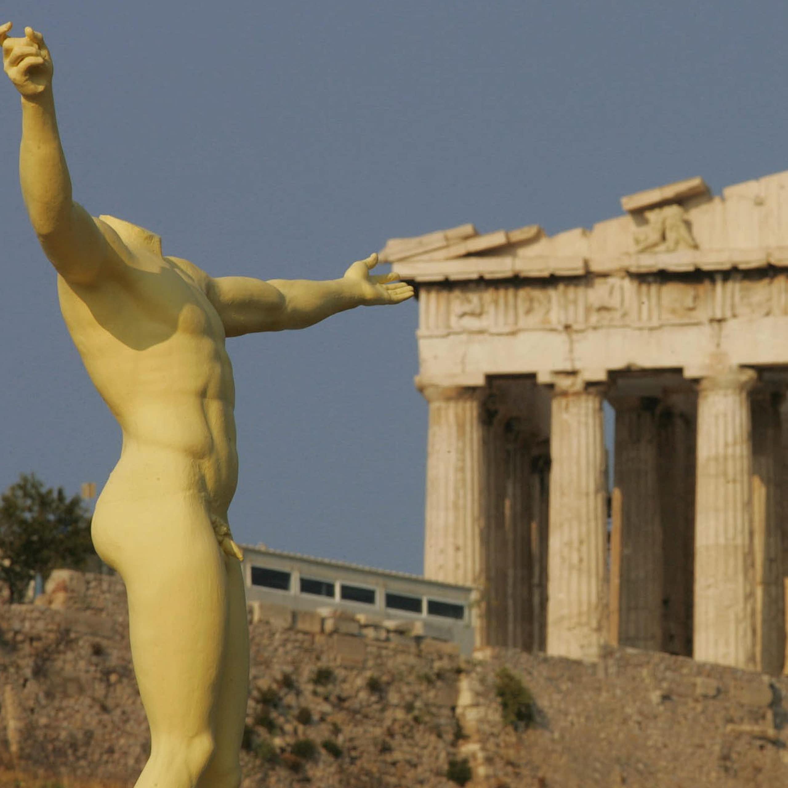Uma réplica de uma estátua antiga é vista em frente ao Parthenon da Acrópole, na Grécia