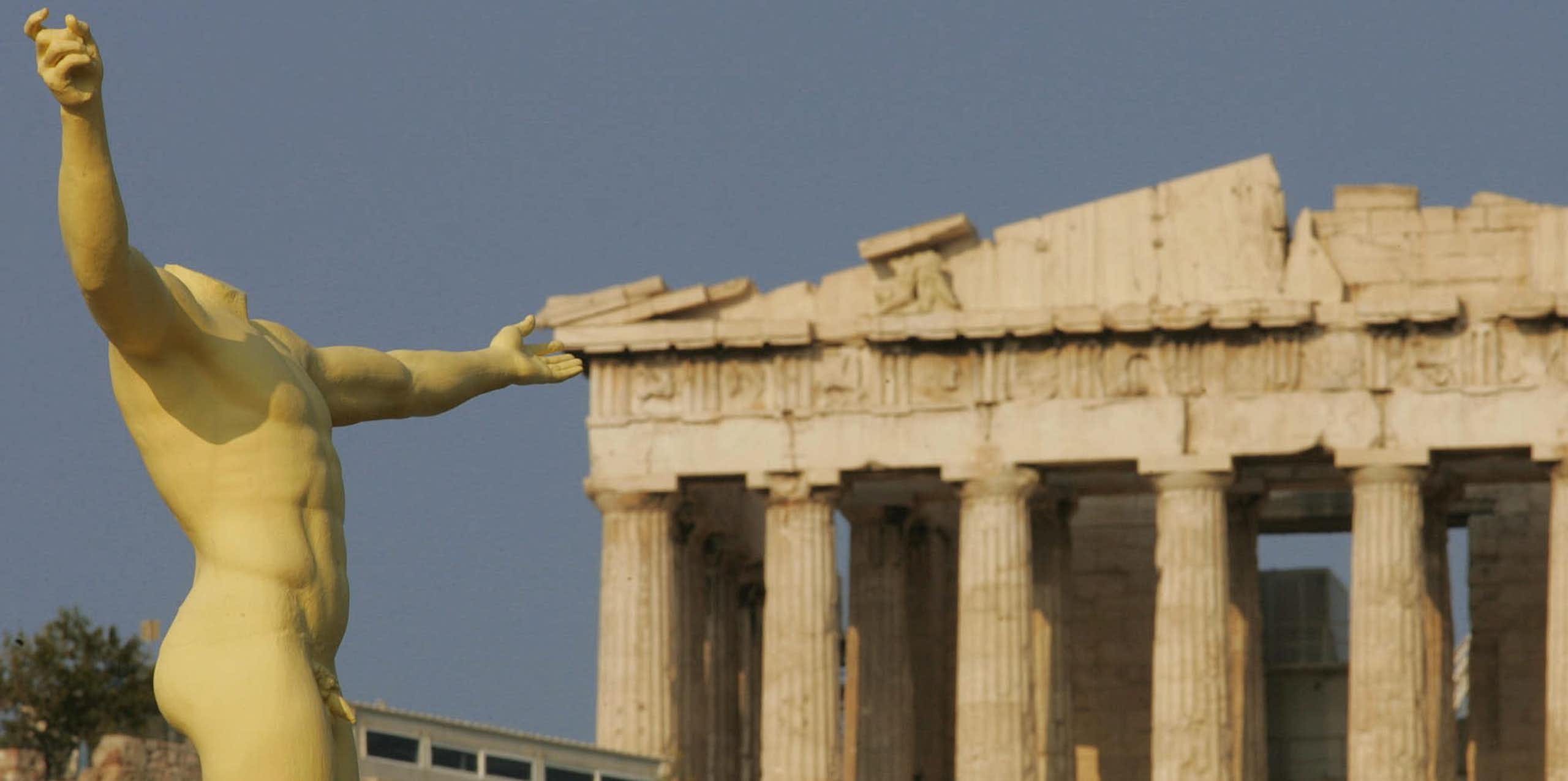 Uma réplica de uma estátua antiga é vista em frente ao Parthenon da Acrópole, na Grécia