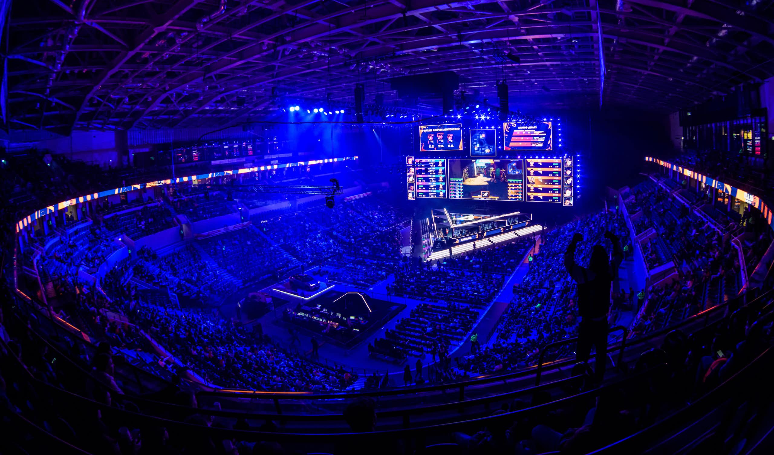Des spectateurs encouragent des joueurs de jeux vidéo dans un stade