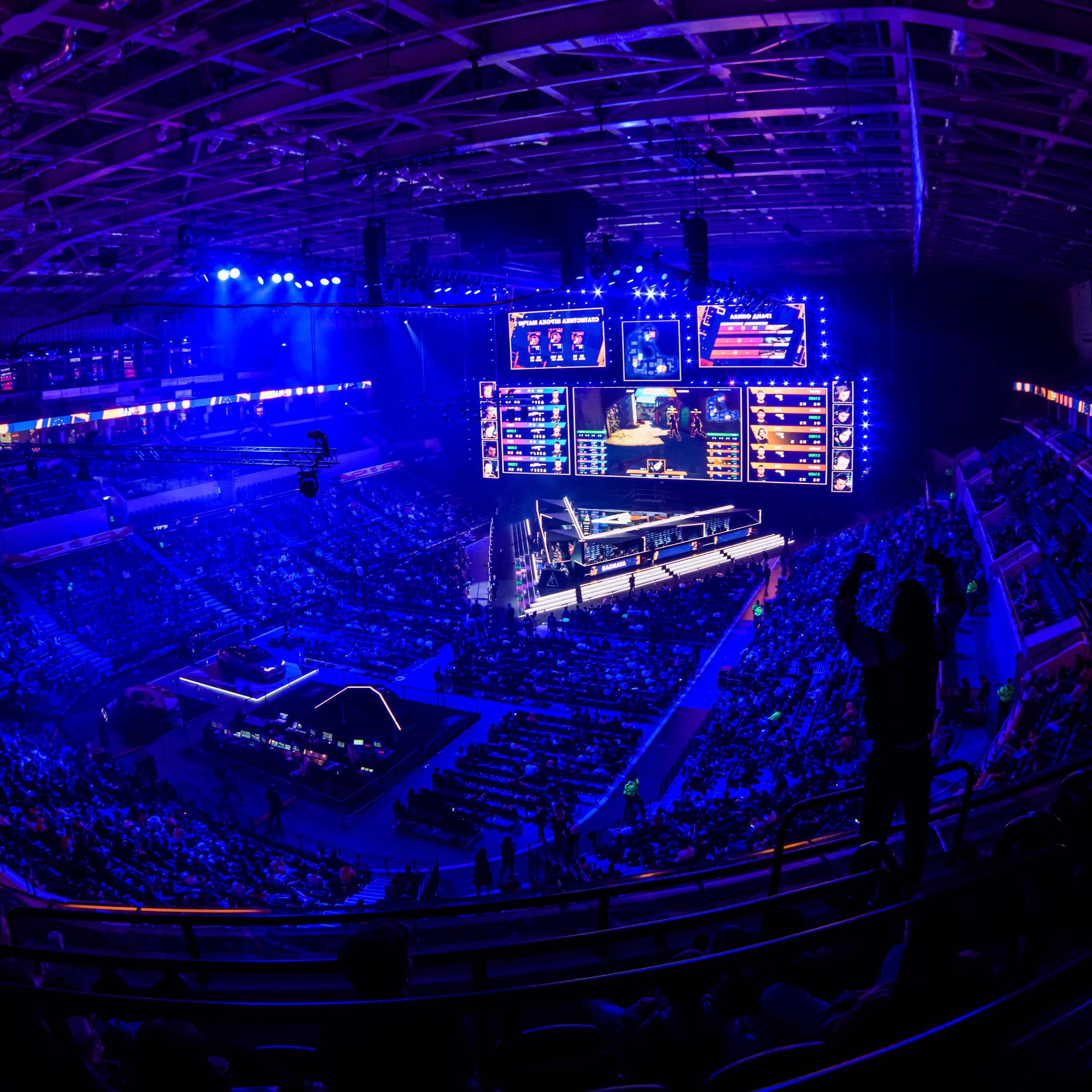 Des spectateurs encouragent des joueurs de jeux vidéo dans un stade