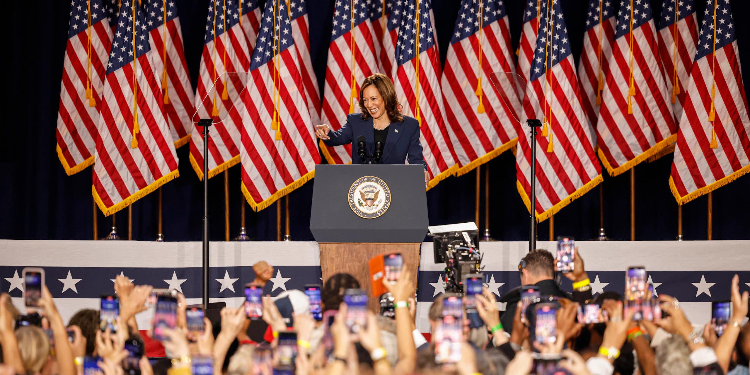 ¿Qué significan los memes sobre Kamala Harris que inundan internet?