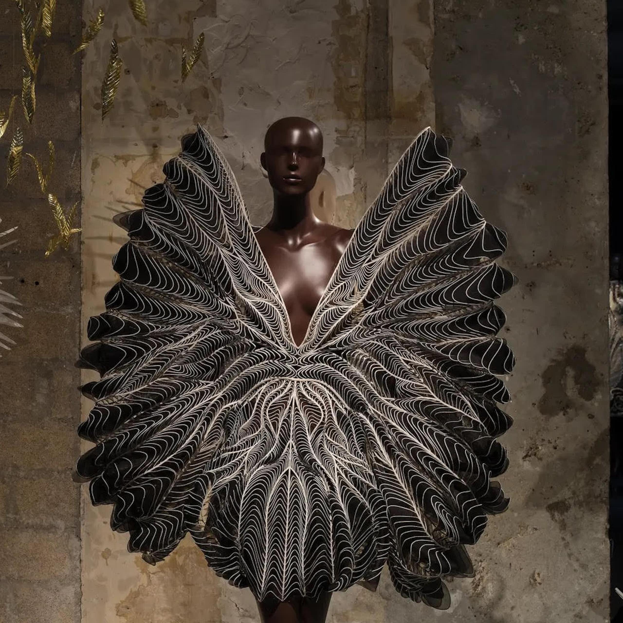 Mode : les robes d’Iris van Herpen, hybridations du corps féminin avec le monde