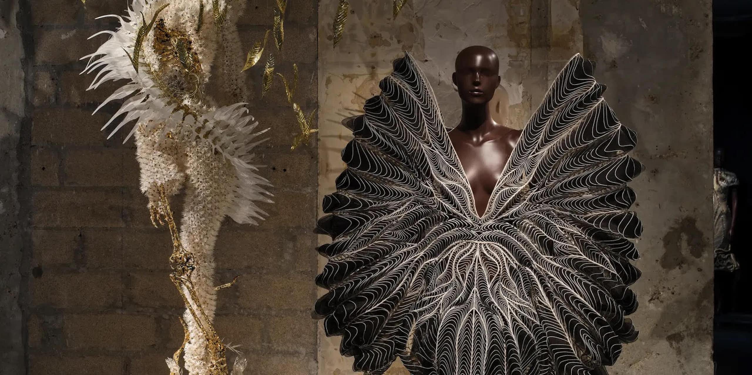 Mode : les robes d’Iris van Herpen, hybridations du corps féminin avec le monde