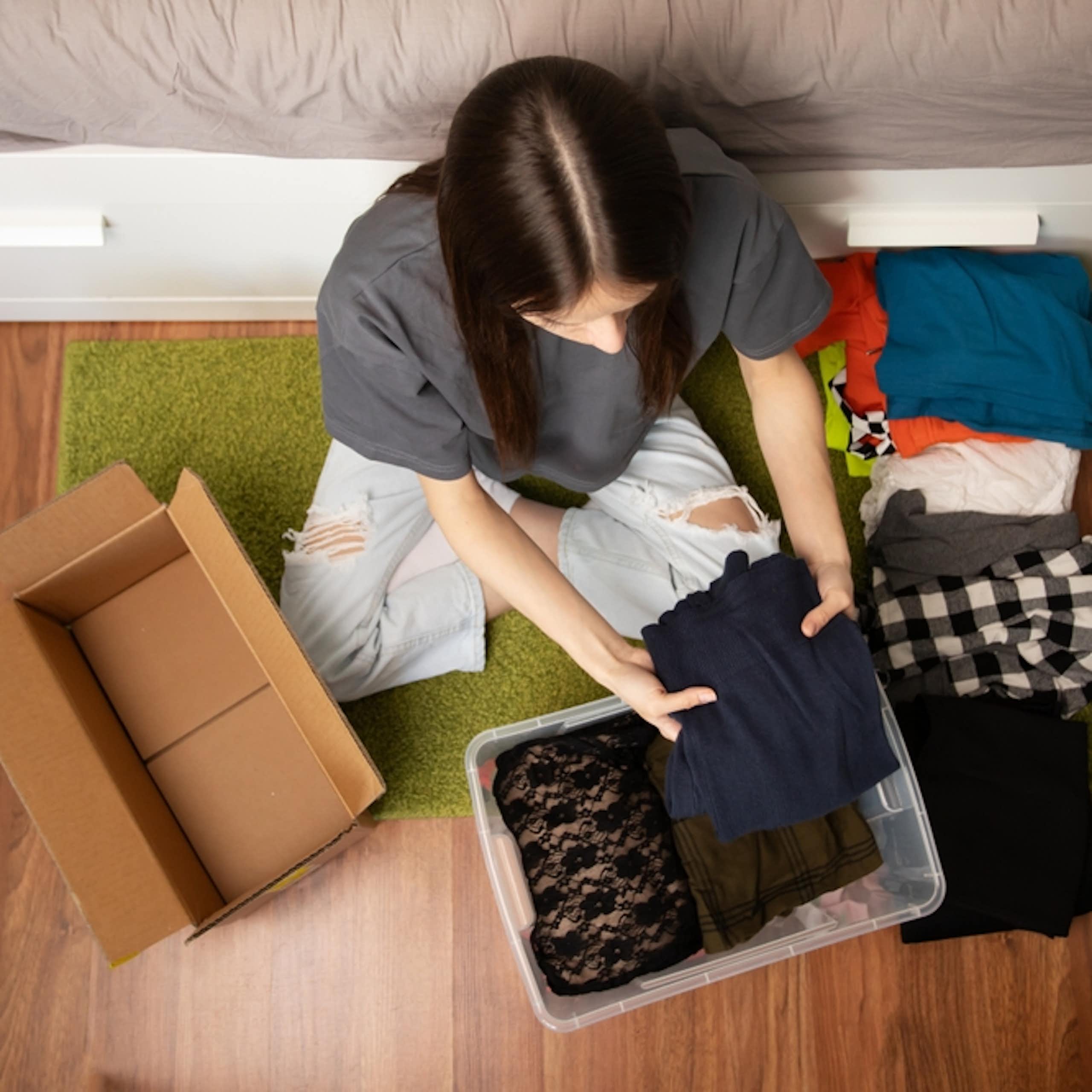 Une jeune fille préparant des cartons de déménagement