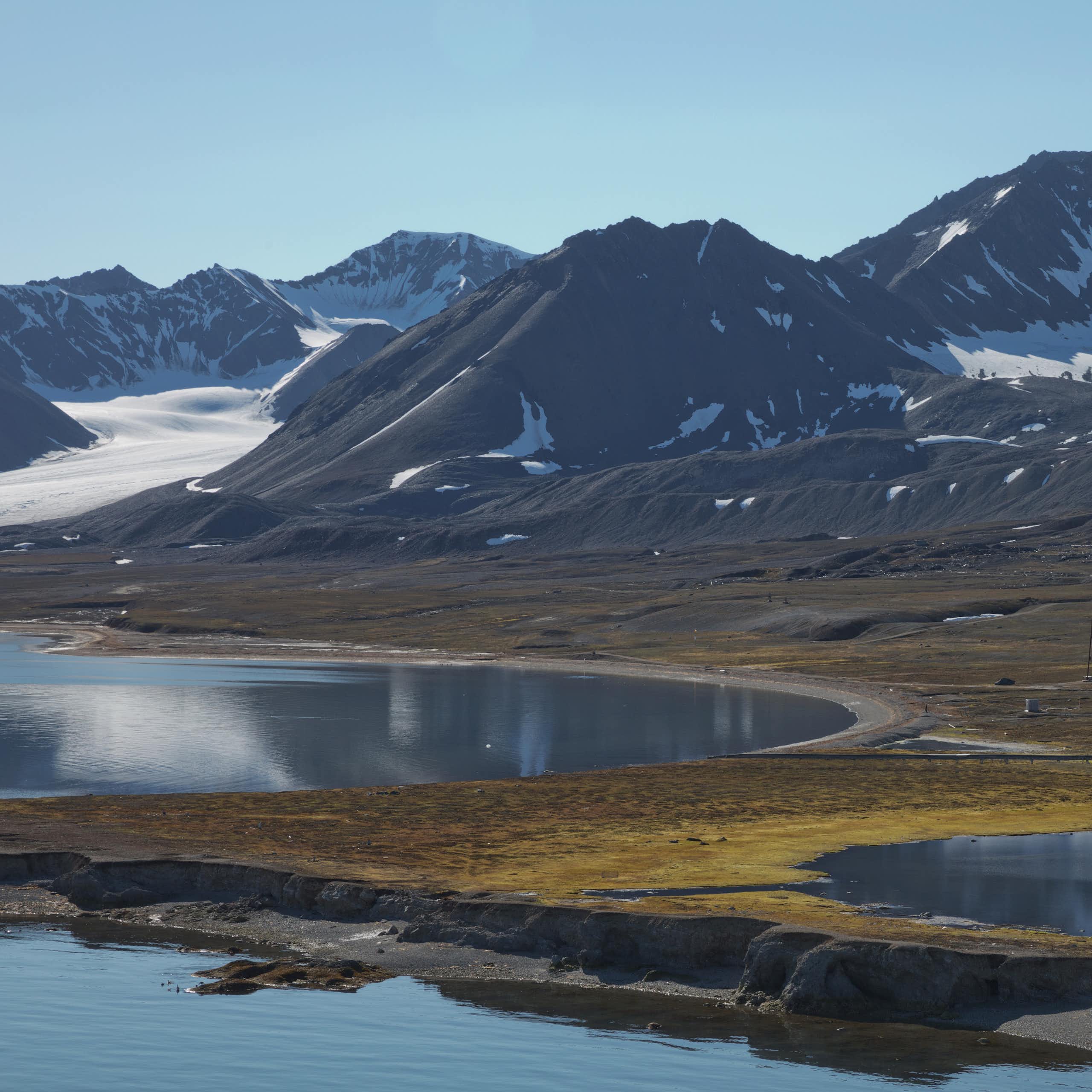 Paisagem com montanhas, glaciares e lagos