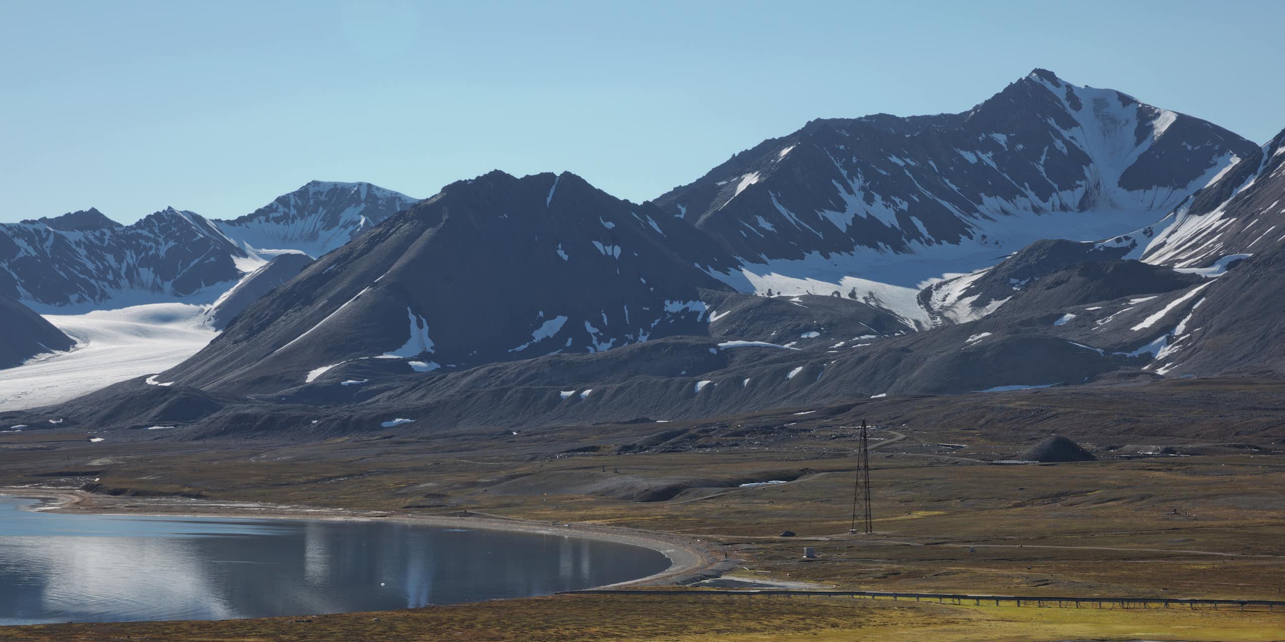 Paisagem com montanhas, glaciares e lagos