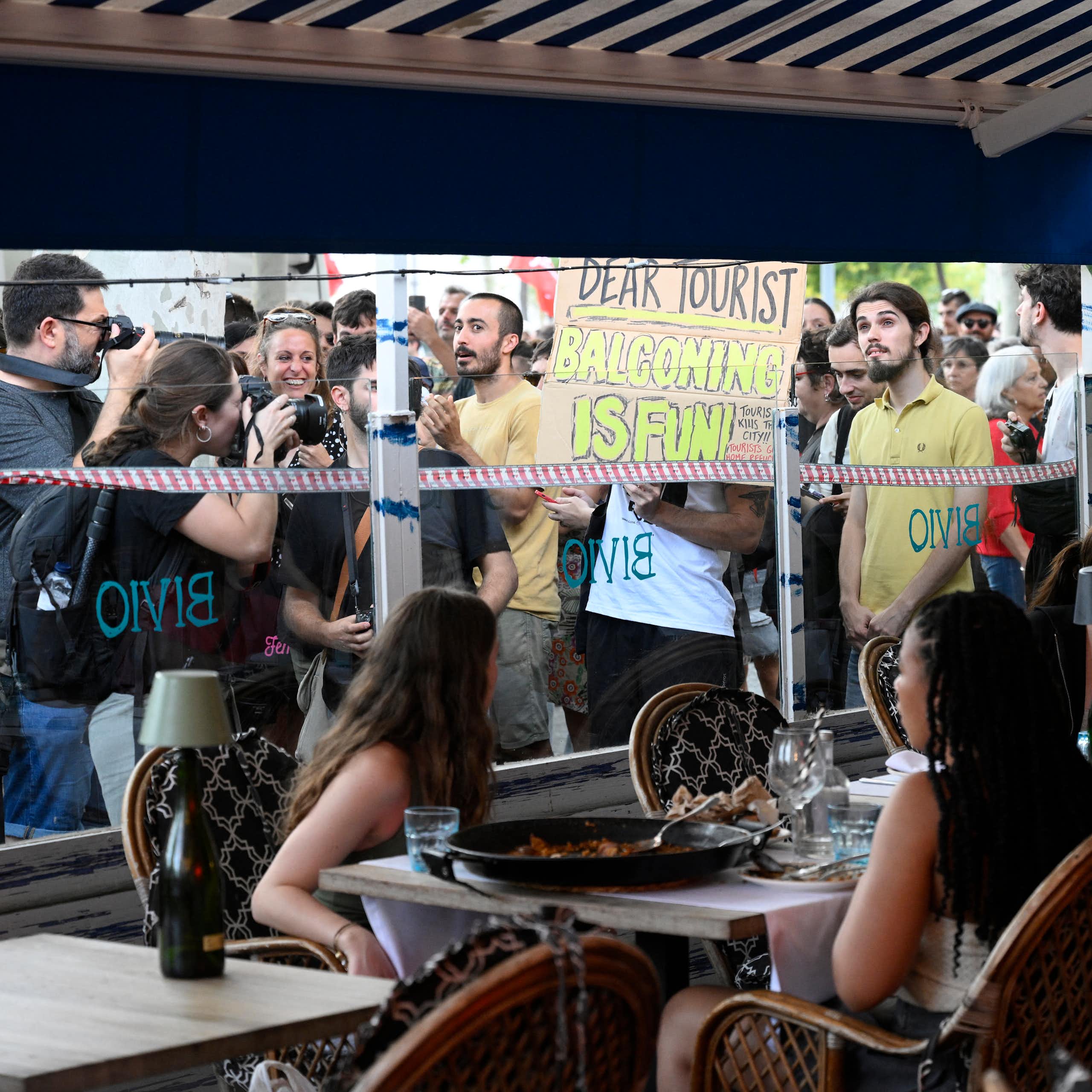 Faut-il vraiment accuser le tourisme de tous les maux ?