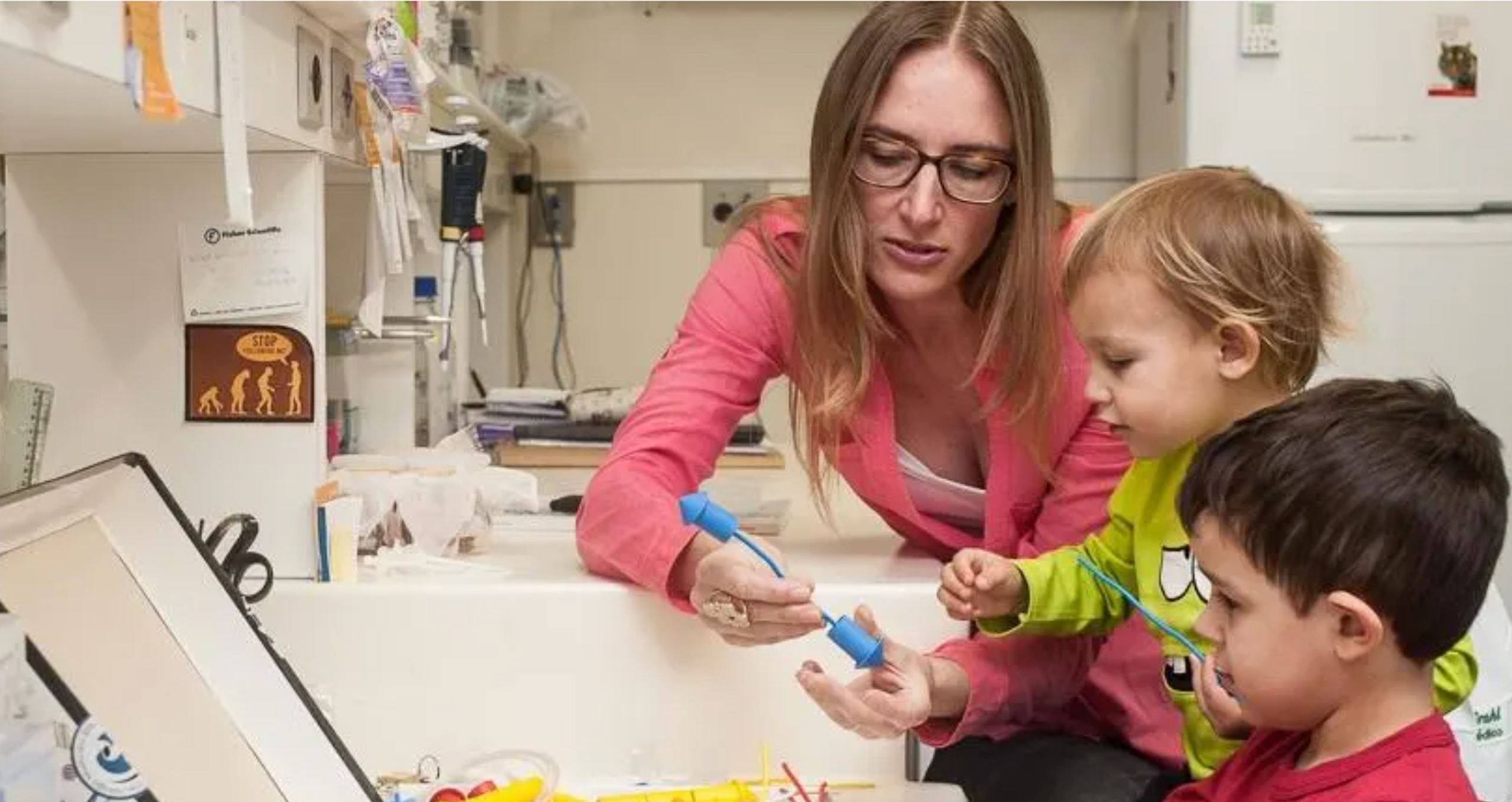 O desafio das mães cientistas: políticas inclusivas começam a melhorar a realidade de acadêmicas com filhos no Brasil