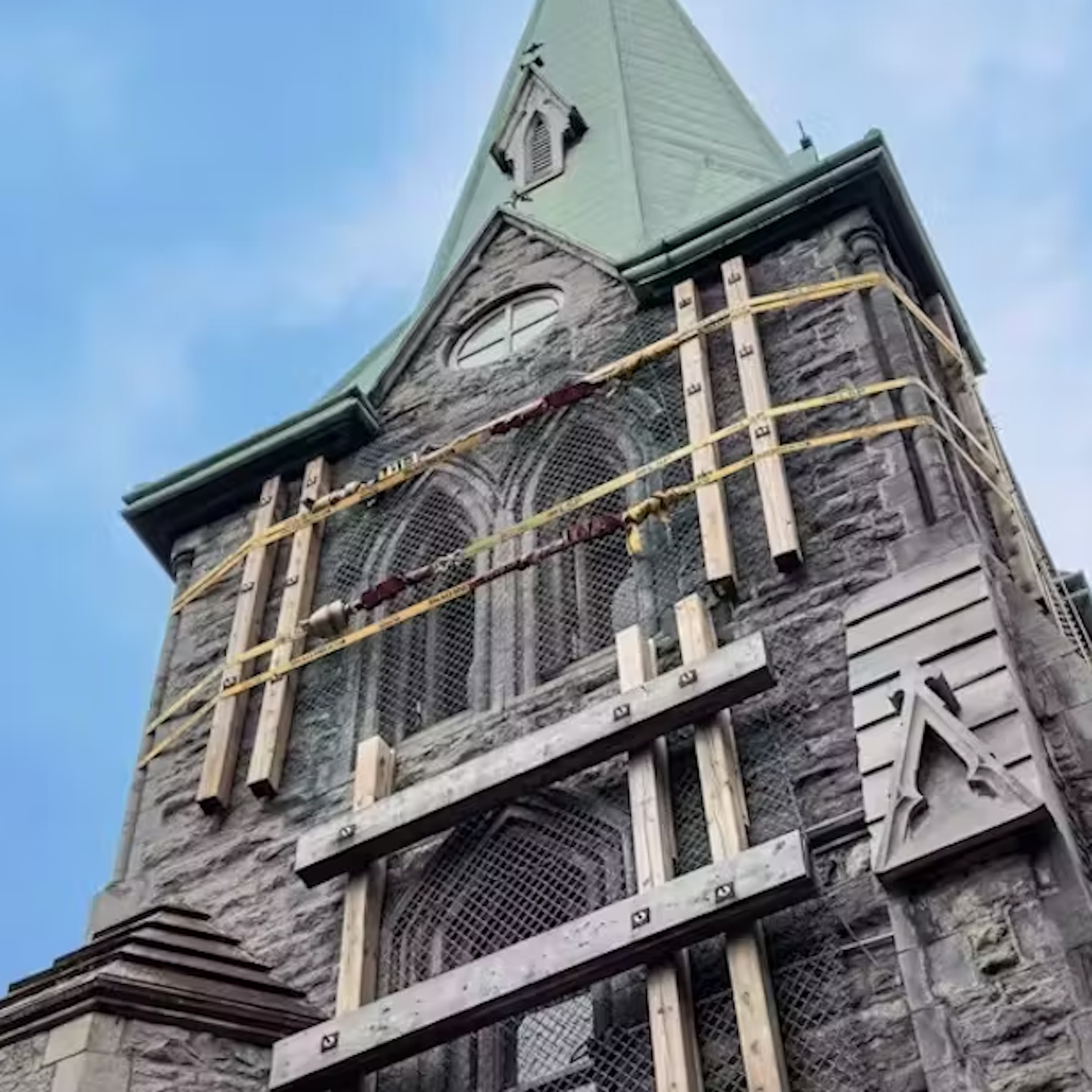 Gros plan d'un clocher d'église