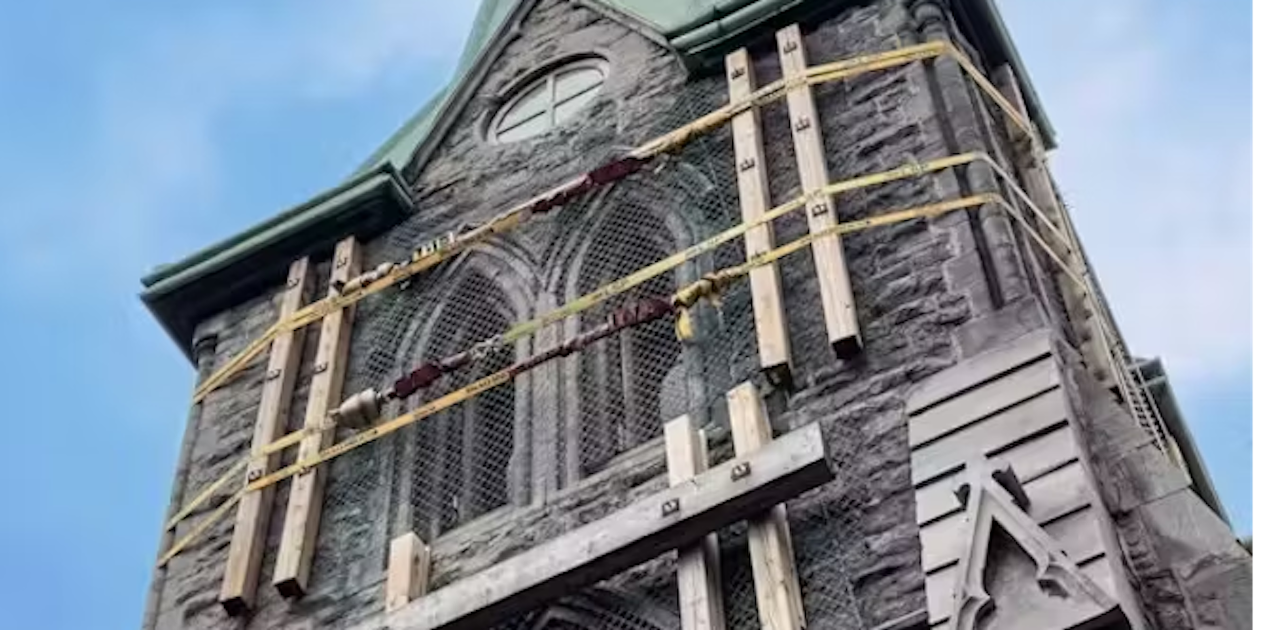 Gros plan d'un clocher d'église